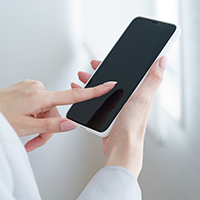 スマホを操作する女性