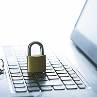 パソコンと南京錠